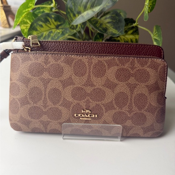 Coach Double zip Wallet in Signature /Wristlet. NWT